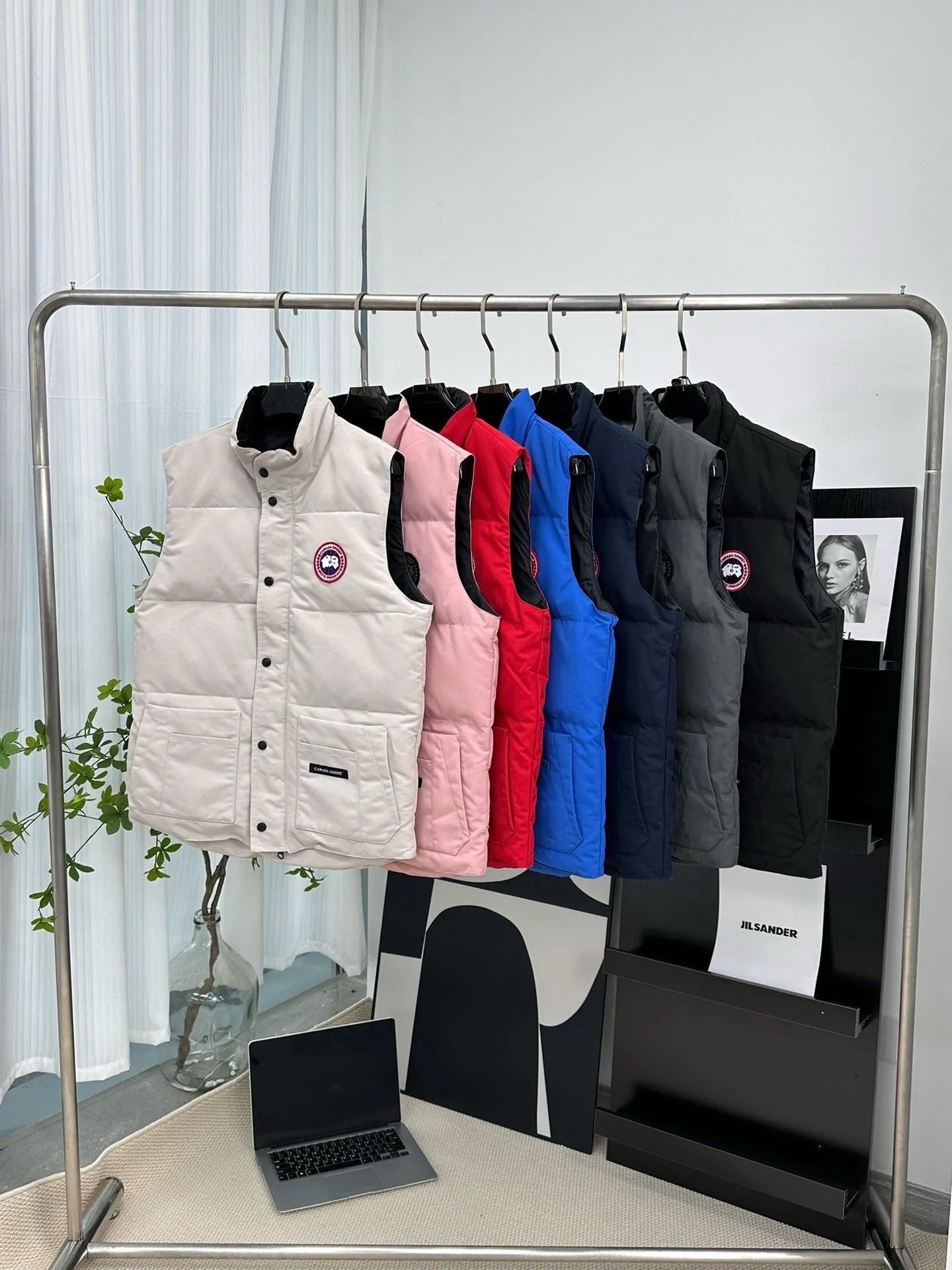 P380 [𝗖𝗮𝗻𝗮𝗱𝗲 𝗚𝗼𝗼𝘀𝗲] Canada Goose Couple Vest for Men and Women. 1⃣️Imported Behringer embroidery machine customized 10,000-needle embroidery logo 2⃣️Imported 18-count polyester-cotton blended original fabric 3⃣️Authentic official website synchronized with the new national standard 80% white duck down 4⃣️100% nylon nylon lining with double double-layer sealing design 5⃣️Yoshida YKK customers provide original factory customized electroplating sliders 6⃣️All auxiliary materials and hardware are disassembled and customized! 1:1 restore the official website Color: off-white, leather pink, bright red, sapphire blue, navy blue, black 𝗦𝗜𝗭𝗘:𝗫𝗦-𝗫𝗫𝗟